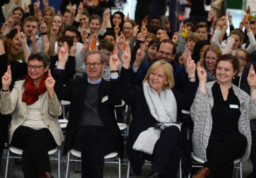 Die nordrhein-westfälische Ministerpräsidentin Hannelore Kraft besucht anlässlich der "Woche des Respekts" die Marie-Kahle-Gesamtschule in Bonn am Dienstag, 15. November 2016, um sich mit dem Thema Inklusion zu beschäftigen. Zusammen mit dem Publikum zeigt sie das Zeichen für Respekt in Gebärdensprache.