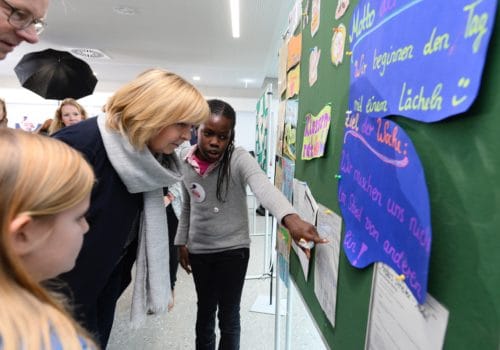 Die nordrhein-westfälische Ministerpräsidentin Hannelore Kraft besucht anlässlich der "Woche des Respekts" die Marie-Kahle-Gesamtschule in Bonn am Dienstag, 15. November 2016, um sich mit dem Thema Inklusion zu beschäftigen.