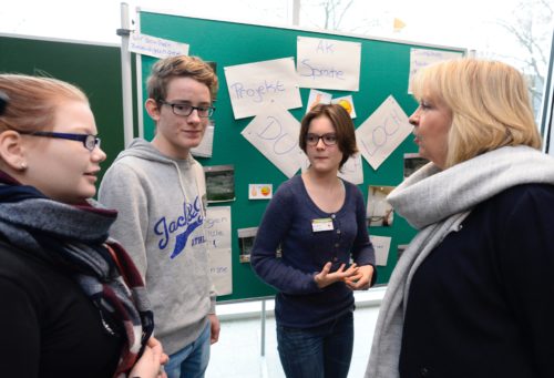 Die nordrhein-westfälische Ministerpräsidentin Hannelore Kraft besucht anlässlich der "Woche des Respekts" die Marie-Kahle-Gesamtschule in Bonn am Dienstag, 15. November 2016, um sich mit dem Thema Inklusion zu beschäftigen.